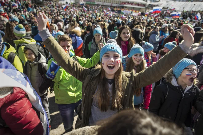 Navijači si ponovno želijo v živo ogledati praznik v Planici kot je bilo to leta 2018. FOTO: Voranc Vogel/Delo