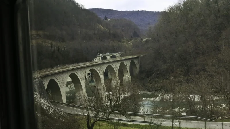 Fotografija: Posodobimo pravočasno bohinjsko progo, saj je ena in edina obvozna proga, ki bo lahko zelo olajšala rešitev ljubljanskega prometnega problema. Foto Jože Suhadolnik/Delo