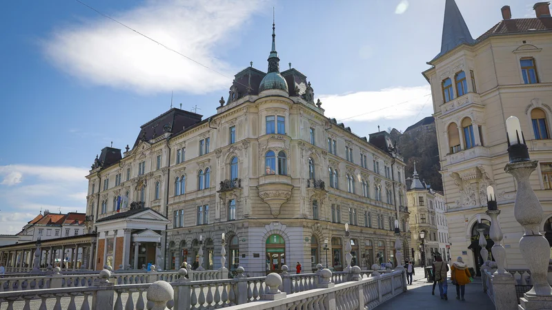 Fotografija: Kresija skupaj s Filipovim dvorcem predstavlja simbolični vhod v staro mestno jedro. FOTO: Jože Suhadolnik/Delo