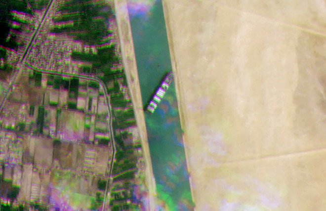 Satelitski posnetek ladje Ever Given, ki je nasedla v Sueškem prekopu. FOTO: AFP
