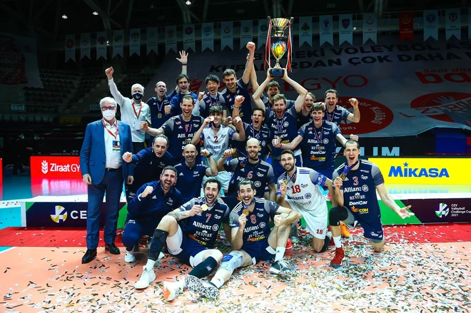 Slovenska reprezentanta Tine Urnaut in Jan Kozamernik sta z milanskim moštvom osvojila pokal challenge. FOTO: Powervolley Milano/facebook