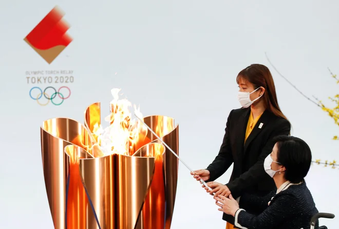 Olimpijski ogenj je prispel v Fukušimo, zdaj ga bodo nosili po Japonski do začetka olimpijskih iger 23. julija v Tokiu. FOTO: Kim Kjung Hun/AFP