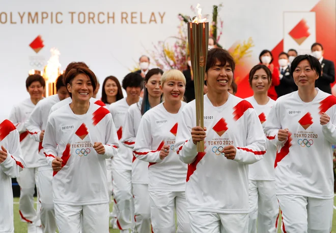 Olimpijsko plemenico bo nosilo približno deset tisoč prostovoljcev, nekateri slavni Japonci pa so nošenje bakle zavrnili. FOTO: Kim Kjung Hun/Reuters