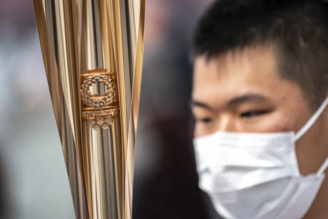 Bakla bo obšla vseh 47 japonskih prefektur in obiskala 859 mest, organizatorji pa bodo poskrbeli, da se ob poti ne bo zbralo preveč ljudi. FOTO: Charly Triballeau/AFP