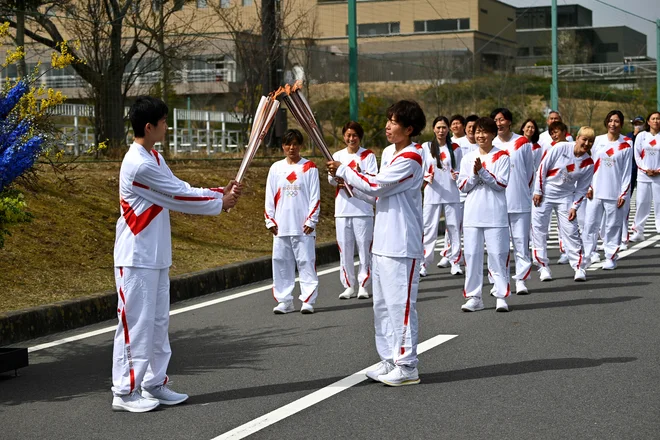 Olimpijska bakla je na potovanje čakala eno leto, saj so bile olimpijske igre zaradi širjenja pandemije covida-19 preložene. FOTO: Philip Fong/Reuters