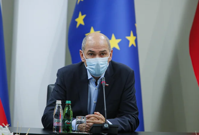 Predsednik vlade Janez Janša se bo poleg kulturnega ministra Simonitija v petek udeležil razprave o Sloveniji v okviru skupine evropskega parlamenta. FOTO: Jože Suhadolnik/Delo