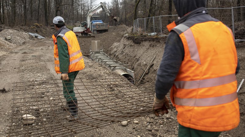 Fotografija: Pri gradnji kanalizacij se lahko zaplete, saj gradbinci ne dobijo cevi in jaškov, ti pa so tako kot železo tudi dražji. FOTO: Voranc Vogel/Delo