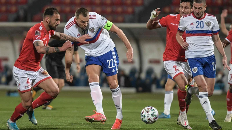 Fotografija: Artjom Dzjuba je v sredo prvi načel mrežo reprezentance Malte. FOTO: Matthew Mirabelli/AFP