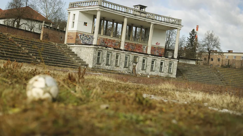 Plečnikov stadion iz dneva v dan bolj razpada, pristojnim varuhom kulturne dediščine pa se ne mudi pretirano s sanacijo. FOTO Leon Vidic/Delo