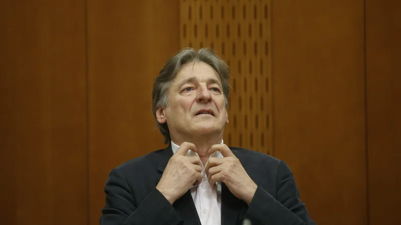Fotografija: Vasko Simoniti je po uspešno prestani nterpelaciji še naprej minister za kulturo. FOTO: Blaž Samec/Delo