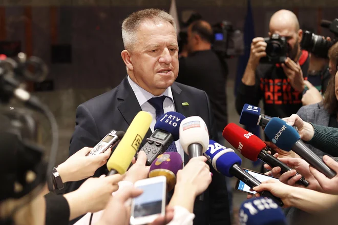 Zdravko Počivalšek, prvak SMC, očitno ni uspel preprečiti osipa v vrstah svoje stranke&nbsp; FOTO: Leon Vidic