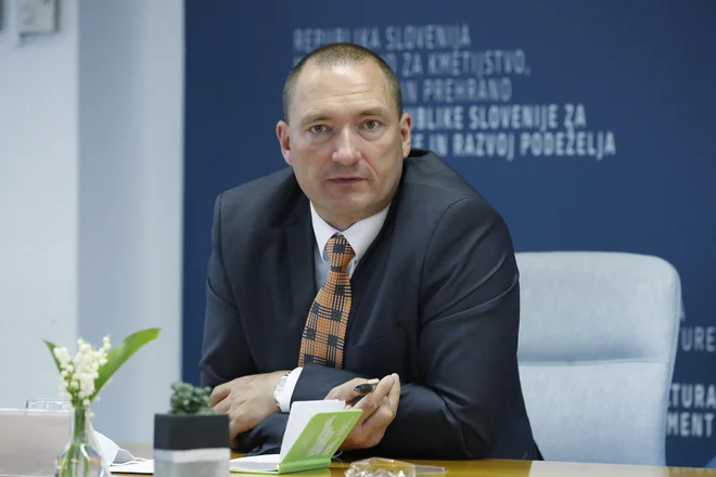 Tudi kmetijski minister Jože Podgoršek ni več član Desusa. V skladu s statutom Desusa se mu je članstvo izteklo, ker je tudi po izstopu stranke iz koalicije ostal na položaju ministra. FOTO: Leon Vidic/Delo