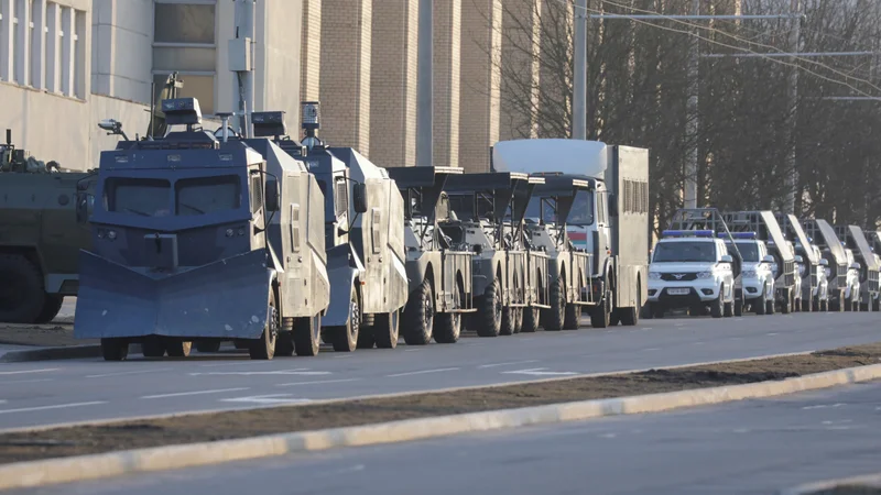 Fotografija: Po podatkih nevladne organizacije Pomlad so do poznega popoldneva aretirali najmanj 20 aktivistov. FOTO: Reuters
