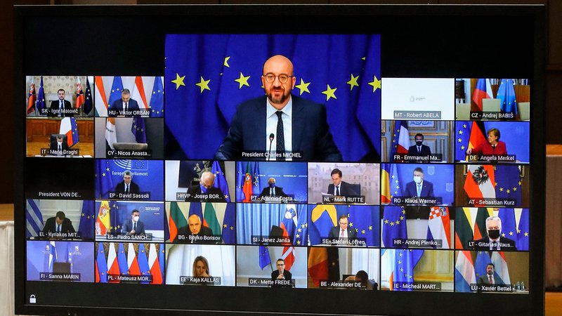 Fotografija: Ena od žgočih tem vrha EU je bila, kako bi omejevali izvoz podjetij, ki do EU ne izpolnjujejo svojih pogodbenih obveznosti glede dobave cepiv.
Foto Yves Herman/Afp