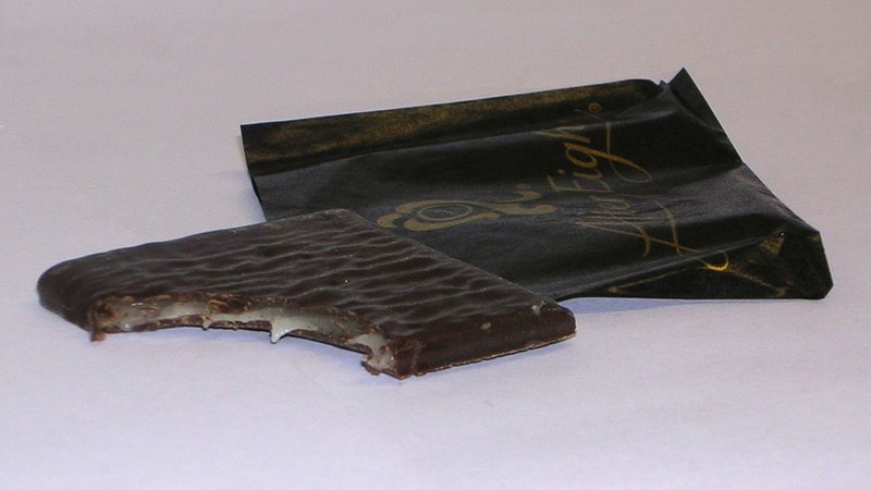 Fotografija: Temnozelena škatlica s tankimi mentolovimi čokoladicami je za po osmi uri ...
Foto Wikipedija