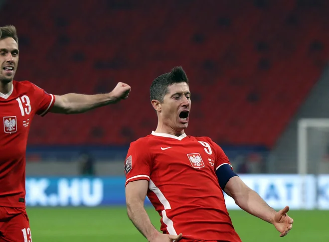 Poljski velezvezdnik Robert Lewandowski je svojemu moštvu rešil točko v Budimpešti. FOTO: Peter Kohalmi/AFP