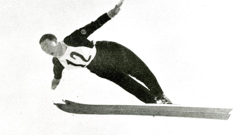 Fotografija: Sepp Bradl, avstrijski smučarski skakalec, ko je 15. marca 1936 preskočil 100 m na planiški skakalnici. Skočil je 101 m. FOTO: Zasebni arhiv Ota Giacomellija in Aleša Gučka