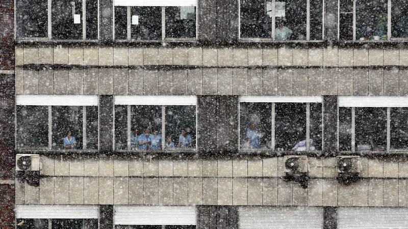 Fotografija: Sedanje zdravstvene krize ni možno rešiti brez obdavčitve premoženja podjetij in finančnih skladov ter bank. Predlog je enoodstotna letna obdavčitev vseh vrst premoženja, ne samo nepremičnin. FOTO: Aleš Černivec/Delo