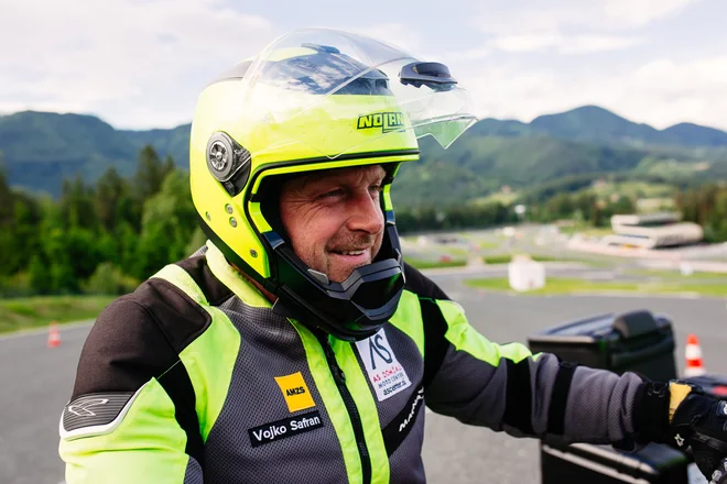 Vojko Safran, inštruktor varne vožnje in vodja programov za motoriste v centru varne vožnje na Vranskem<br />
Foto AMZS