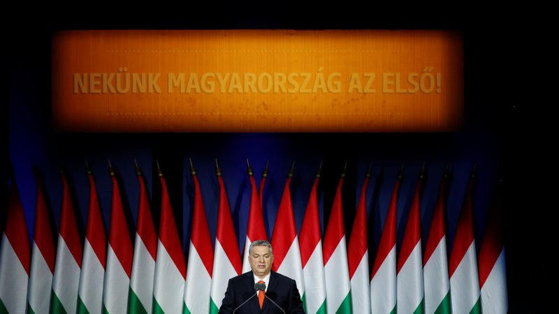 Fotografija: Viktor Orbán pod geslom: »Za nas, Madžarska na prvem mestu!« FOTO: Bernadett Szabo/Reuters