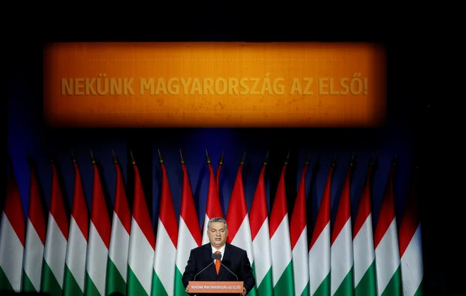 Viktor Orbán pod geslom: &raquo;Za nas, Madžarska na prvem mestu!&laquo; FOTO: Bernadett Szabo/Reuters