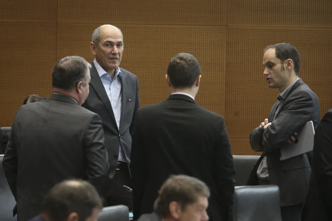 Slovenska evropska in zunanja politika sta trdno v rokah stranke SDS. FOTO: Jože Suhadolnik/Delo