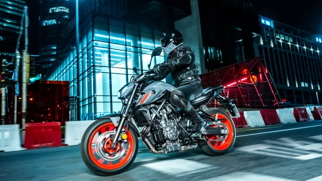 Yamaha MT07 ima zaradi strožjega okoljskega standarda<strong> </strong>šibkejši motor.<br />
Foto Yamaha