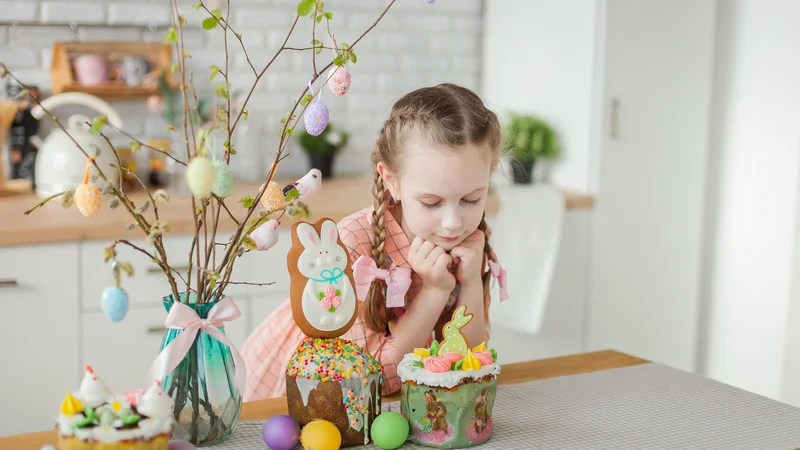 Fotografija: Med motivi ne smejo manjkati za ta čas nepogrešljivi simboli novega življenja – jajca oziroma pirhi, zajčki in ptiči oziroma piščančki. FOTO: Shutterstock