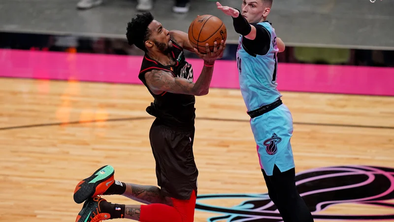 Fotografija: Košarkarji Miamija so brez slovenskega zvezdnika Gorana Dragića izgubili še petič zapored. Tyler Herro (desno) je bil učinkovit v napadu, a v obrambi ni bil kos Derricku Jonesu ml. FOTO: Jasen Vinlove/Usa Today Sports