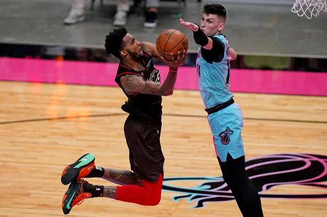 Košarkarji Miamija so brez slovenskega zvezdnika Gorana Dragića&nbsp; izgubili še petič zapored. Tyler Herro (desno) je bil učinkovit v napadu, a v obrambi ni bil kos Derricku Jonesu ml. FOTO: Jasen Vinlove/Usa Today Sports