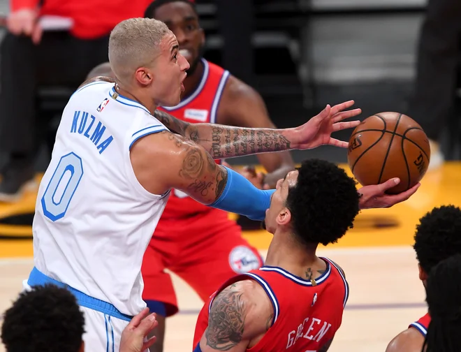 V odsotnosti največjih zvezdnikov LeBrona Jamesa in Anthonyja Davisa je prvi mož LA Lakers Kyle Kuzma (levo). FOTO: Jayne Kamin-oncea/Usa Today Sports