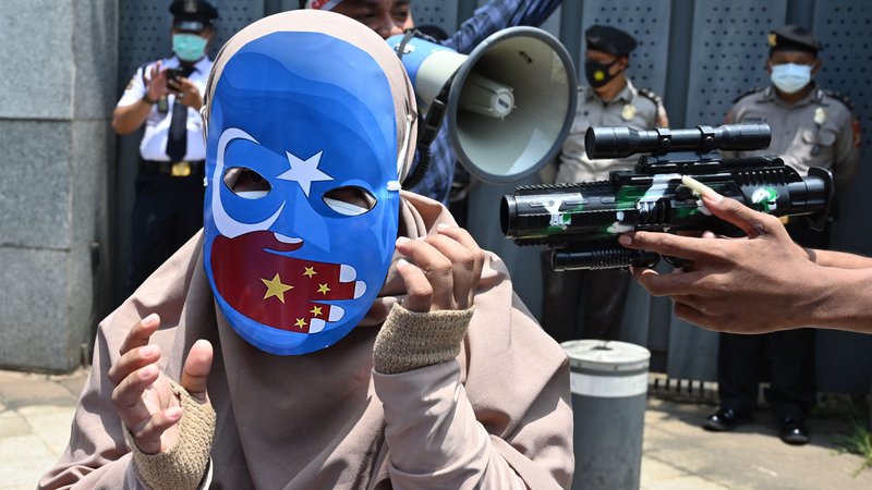 Fotografija: Študentski aktivisti med demonstracijo proti domnevnim kršitvam človekovih pravic kitajske ujgurske manjšinske muslimanske skupine pred kitajskim veleposlaništvom v Džakarti. FOTO: Adek Berry/Afp