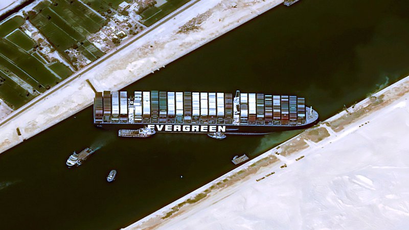 Fotografija: Kontejnerska ladja Ever Given bi morala 31. marca ob dveh zjutraj prispeti v Rotterdam, a je od 22. marca zagozdena v Egiptu in blokira promet.
FOTO: Cnes/Airbus Ds Via Reuters