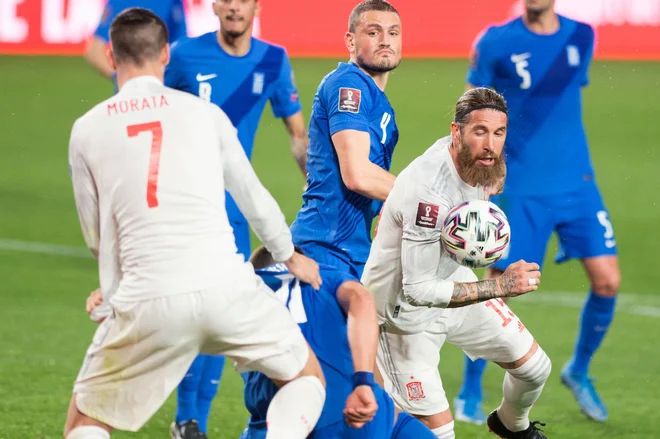 Sergio Ramos (desno) je igral le polčas, zaradi česar se je ujezila španska nogometna javnost, a je selektor Španije Luis Enrique pojasnil, da je bil tak dogovor. FOTO: Jorge Guerrero/AFP
