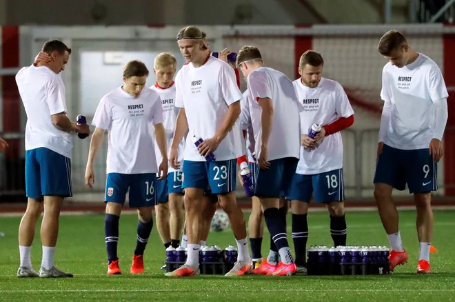 Z majicami z napisom "Spoštovanje na in zunaj igršča," so norveški nogometaši pred tekmo proti Gibraltarju prišli na igrišče in opozorili na kršenje človekovih pravic v Katarju. FOTO: Jon Nazca/Reuters