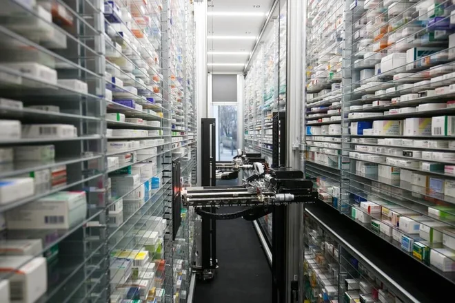 V pritličju je nadvse sodobne prostore dobila preseljena lekarna Bežigrajski dvor, ki je opremljena z lekarniškim robotom – avtomatiziranim sistemom za skladiščenje in izdajo zdravil z dvema robotskima rokama in šestimi izdajnimi mesti. Foto Domen Grögl/ZD Ljubljana