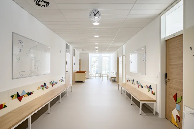 Kot bi bila v zgradbo že vgrajena izkušnja vsega, kar smo spoznali v zadnjem letu: hodniki so široki, ambulante prostornejše, prostore je mogoče zaradi neštetih oken izdatno zračiti. FOTO: Miran Kambič