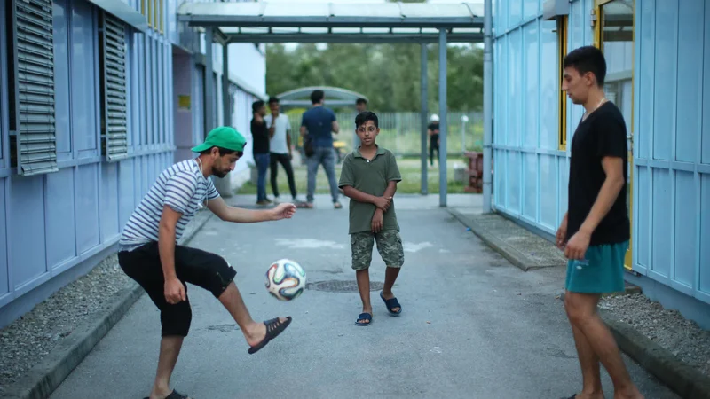 Fotografija: V Levici in nevladnih organizacijah so prepričani, da novo omejevanje možnosti dostopa do vložitve prošenj za azil ni skladno z odločbo ustavnega sodišča. Foto Jure Eržen