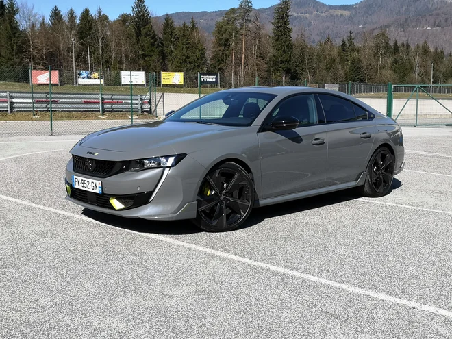 508 PSE je na voljo le v treh barvah (beli, črni in sivi), v vsakem primeru pa ima na določenih mestih poudarke v značilni rumeno-zeleni, tako imenovani barvi kripton. Foto Gregor Pucelj