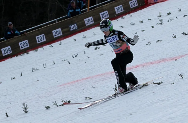 Jurij Tepeš je bil rojeni letalec, za doskoke v telemark je v dolini pod Poncami prejel tudi same dvajsetice za slog. FOTO: Dejan Javornik