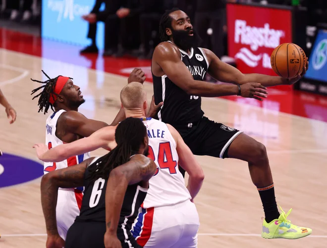 Kevin Duranat in Kyrie Irving sta lahko le uživala, ker je James Harden brez njune pomoči s 44 točkami popeljal Brooklyn do zmage v Detroitu. FOTO: Gregory Shamus/AFP