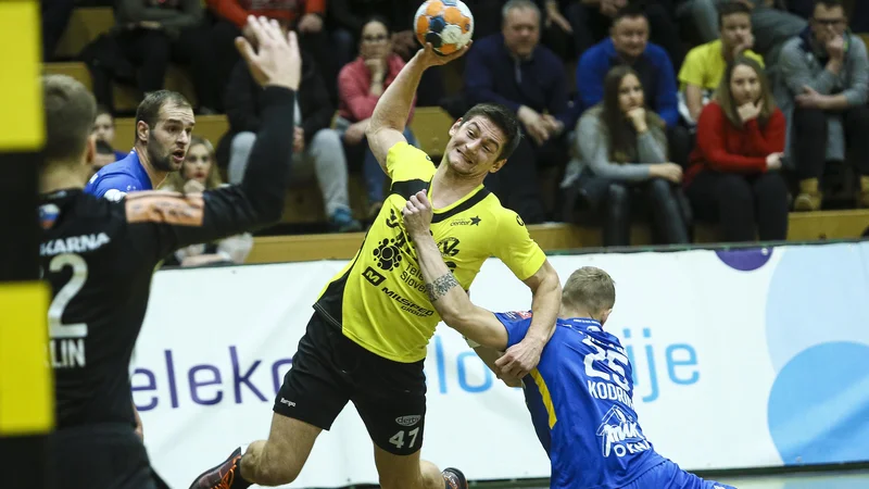 Fotografija: Aleks Kavčič je bil najučinkovitejši rokometaš v vrstah Gorenja. FOTO: Jože Suhadolnik