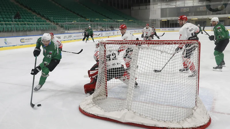 Fotografija: Hokejski zeleno-beli so v uvodni četrtfinalni tekmi končnice alpske lige naddrsali in nadigrali italijanski Vipiteno. FOTO: Leon Vidic
