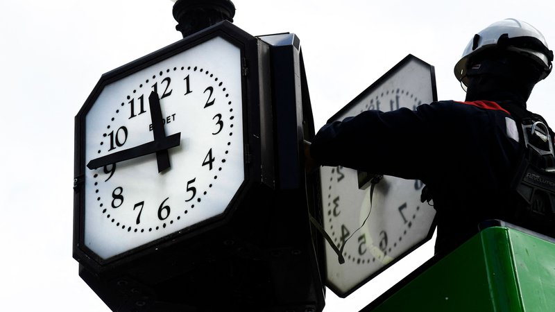 Fotografija: Premikanje ure v Parizu. FOTO: Bertrand Guay/AFP