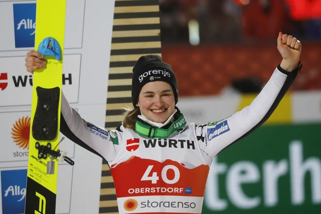 Takole se je Nika Križnar veselila bronaste kolajne na svetovnem prvenstvu, zdaj pa je osvojila tudi kristalni globus. FOTO: Kai Pfaffenbach/Reuters