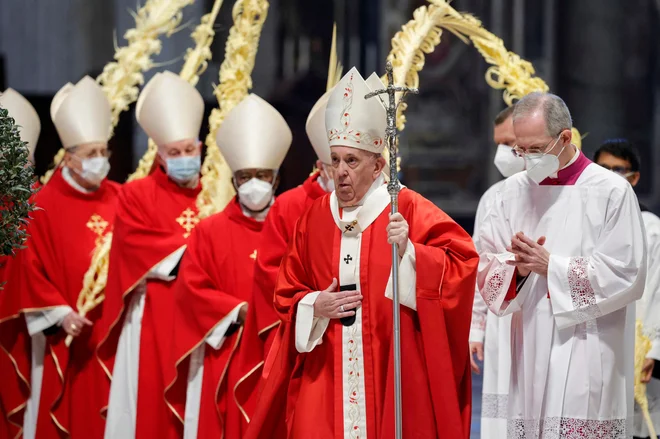 Včerajšnja maša na cvetno nedeljo je potekala pod posebnimi pogoji, brez navzočnosti vernikov, tudi v času velike noči se bodo prilagodili razmeram. Slovesno ozračje bodo poskusili ohraniti tudi s pomočjo medmrežja. FOTO: Giuseppe Lami/AFP