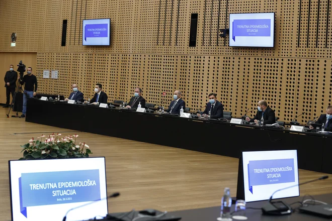 Na povabilo predsednika države Boruta Pahorja so se na Brdu sestali minister za zdravje Janez Poklukar, predstavniki političnih strank, strokovna posvetovalna skupina za covid-19 in premier Janez Janša, ki razpravljajo glede nadaljnjih ukrepov. FOTO: Leon Vidic/Delo&nbsp;