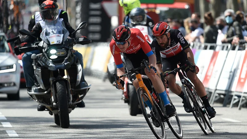 Fotografija: Matej Mohorič (levo) se je spopadel s Thomasom De Gendtom za etapno zmago. FOTO: Josep Lago/AFP