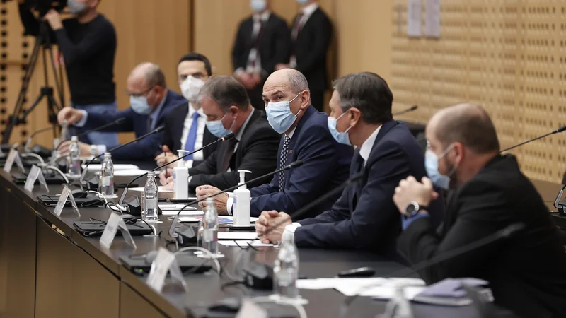 Fotografija: Na podlagi strokovnih izhodišč je vlada včeraj sprejela 14 odlokov za skoraj popolno ponovno ustavitev javnega življenja. Foto Leon Vidic