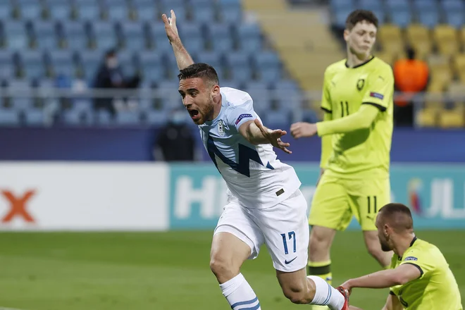 Aljoša Matko je v svojem slogu, spretno in zvito, darilo čeških branilcev spremenil v prvi gol, ki pa ni zadostoval za prvo zmago Slovenije na evropskih prvenstvih. FOTO: Leon Vidic/Delo